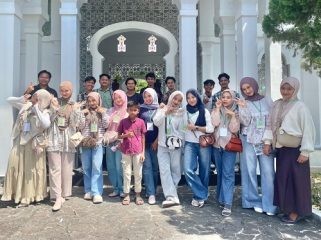 Mahasiswa PBM FIB UNilak berfoto di depan makam pendiri Kerajaan Siak