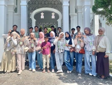 Mahasiswa PBM FIB UNilak berfoto di depan makam pendiri Kerajaan Siak