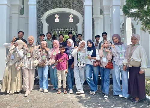 Mahasiswa PBM FIB UNilak berfoto di depan makam pendiri Kerajaan Siak