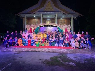 Foto bersama pendukung pergelaran seni pertunjukan teater di Alai. Kabupaten Kepulauan Meranti