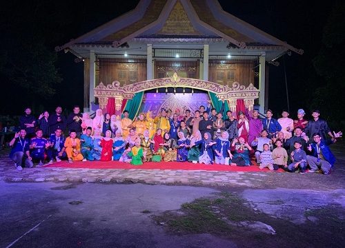 Foto bersama pendukung pergelaran seni pertunjukan teater di Alai. Kabupaten Kepulauan Meranti
