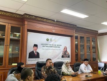 Rektor UIN Prof Dr Leni Nofianti SE MSi Ak CA sedang melakukan pertemuan dengan Ketua Ikadi KH Muhammad Mursyid