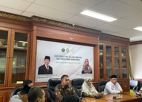 Rektor UIN Prof Dr Leni Nofianti SE MSi Ak CA sedang melakukan pertemuan dengan Ketua Ikadi KH Muhammad Mursyid