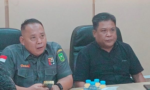 Dirut SPR Dr. H. Haris Kampai (kiri) dan Sekretaris Hariyanto Karim