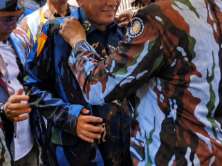 Bupati Rohil H. Bistamam saat dikenakan jaz IPK. (Foto: ist)