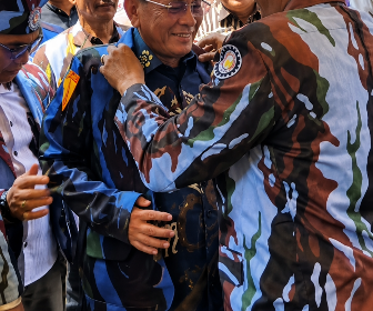 Bupati Rohil H. Bistamam saat dikenakan jaz IPK. (Foto: ist)