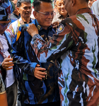 Bupati Rohil H. Bistamam saat dikenakan jaz IPK. (Foto: ist)