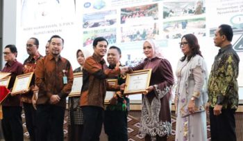 Wakil Bupati Bintan, Deby Maryanti terima sertifikat eliminasi malaria dari Kementerian Kesehatan RI. . (Foto: ist)