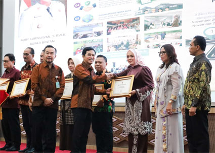 Wakil Bupati Bintan, Deby Maryanti terima sertifikat eliminasi malaria dari Kementerian Kesehatan RI. . (Foto: ist)