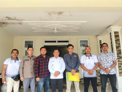 Foto bersama usai audiensi jajaran pengurus inti KONI dengan Bupati Kepulauan Meranti, AKBP (Purn) H. Asmar, di Kantor Bupati Kepulauan Meranti. (Foto: ist)