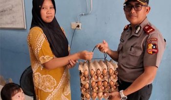 Salah satu siswa SIP Angkatan 56, Megiwan Saputra saat menyerahkan bantuan sosial kepada pengurus Panti Asuhan Darul Ilmi di Pekanbaru, Jumat (31/7/2026). (Foto: ist)