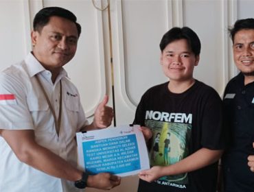  PT Timah TBK serahkan bantuan dana pendidikan ke Wildan Muzamil Imam. (Foto: ist)