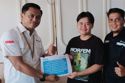  PT Timah TBK serahkan bantuan dana pendidikan ke Wildan Muzamil Imam. (Foto: ist)