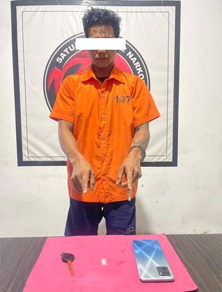 MR (29) yang diduga terlibat dalam tindak pidana peredaran narkotika jenis sabu. (Foto: ist)