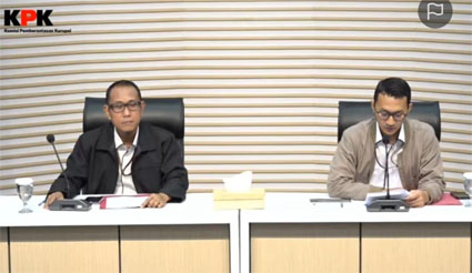 KPK saat jumpa pers terkait OTT Bupati Kuansing Suhardiman Amby. (Foto: net)