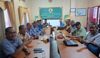 Silaturahmi jajaran pengurus FKPMR dengan H. Rida K Liamsi di Sekretariat FKPMR, Pekanbaru. (Foto: ist)