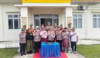 
Foto bersama peresmian gedung baru Mapolsek Rangsang Barat di Desa Bantar, Kecamatan Rangsang Bara. (Foto: ist)

