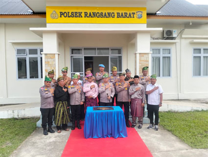 
Foto bersama peresmian gedung baru Mapolsek Rangsang Barat di Desa Bantar, Kecamatan Rangsang Bara. (Foto: ist)
