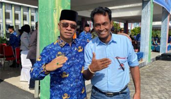 Agustar, ketua DPC HNSI Kabupaten Kepulauan Anambas berfoto dengan Bupati Anambas, Aneng. (Foto: ist)