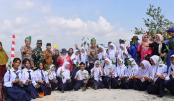 Foto bersama selesai penanaman bibit mangrove di kawasan pesisir Pantai Desa Lukit, Kecamatan Merbau. (Foto: ist)