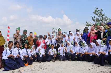 Foto bersama selesai penanaman bibit mangrove di kawasan pesisir Pantai Desa Lukit, Kecamatan Merbau. (Foto: ist)