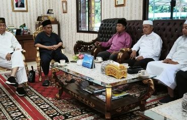 Mantan karyawan Riau Pos saat berbincang dengan Ketum MKA dan Ketum DPH LAMR. (Foto: ist)