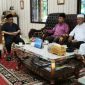 Mantan karyawan Riau Pos saat berbincang dengan Ketum MKA dan Ketum DPH LAMR. (Foto: ist)
