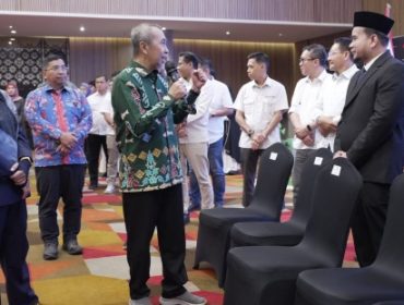 Mantan Bupati Siak Syamsuar saat menyampaik pesan kepada Direktur BSP Robi Junipa. (Foto: ist)