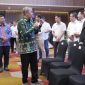 Mantan Bupati Siak Syamsuar saat menyampaik pesan kepada Direktur BSP Robi Junipa. (Foto: ist)