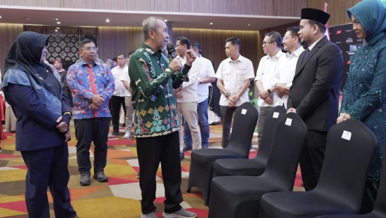 Mantan Bupati Siak Syamsuar saat menyampaik pesan kepada Direktur BSP Robi Junipa. (Foto: ist)