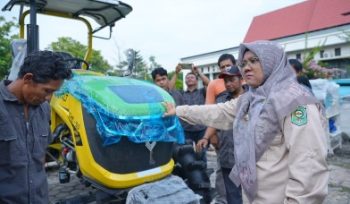 Bupati Afni serahkan bantuan senilai Rp 15 miliar. (Foto: ist)