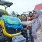 Bupati Afni serahkan bantuan senilai Rp 15 miliar. (Foto: ist)
