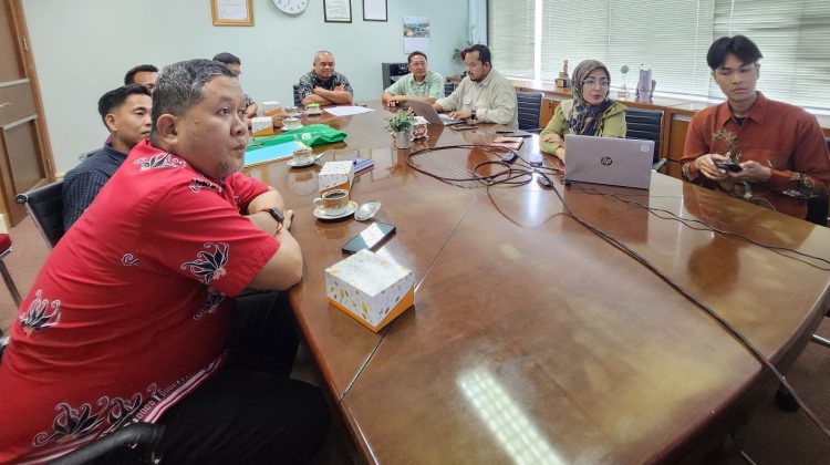 Rapat menyiapkan MoU normalisasi kanal mencegah banjir di Jalan Siak-Buton. (Foto: ist)