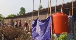 Warga saat mendatangi kandang ayam dan bebek yang menjadi sumber bau busuk di permukiman Desa Rimbo Panjang. (Foto: ist)