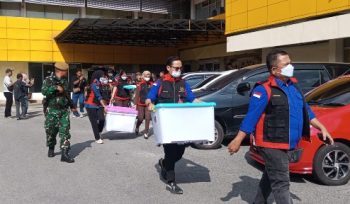 Penyidik Pidsus Kejati Riau membawa 3 boks dari kantor Disdik Riau.