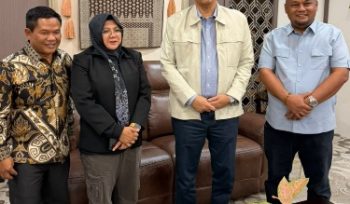 Bupati Siak Dr. Afni Z., M.Si. dan Wakil Bupati Syamsurizal Budi, didampingi Staf Khusus Menkeu Supirman, foto bersama Menteri Keuangan RI Purbaya Yudhi Sadewa. (Foto: ist)