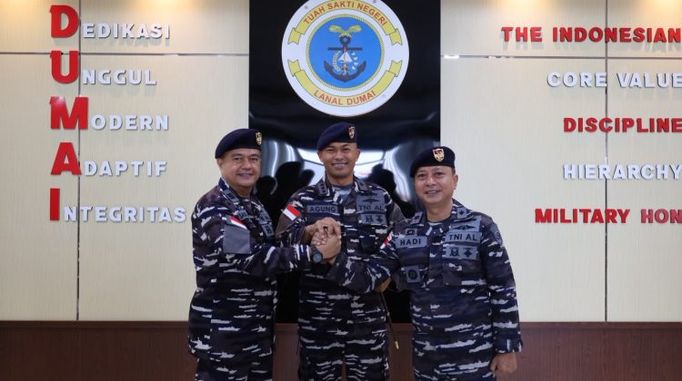 Foto : Komandan Lanal Dumai, Kolonel Laut (P) Agung N. Kusumaji memimpin langsung prosesi serah terima jabatan Danposal Selatpanjang.