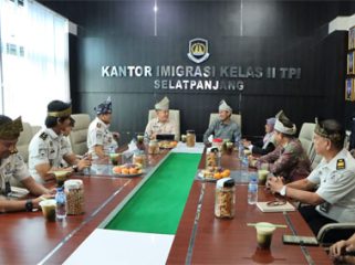 Kunjungan silaturahmi Konsul Malaysia di Pekanbaru, Muhammad Husni Sahiran bin Ismail, ke Kantor Imigrasi Kelas II TPI Selatpanjang. (Foto: ist)