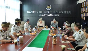 Kunjungan silaturahmi Konsul Malaysia di Pekanbaru, Muhammad Husni Sahiran bin Ismail, ke Kantor Imigrasi Kelas II TPI Selatpanjang. (Foto: ist)