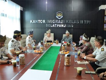 Kunjungan silaturahmi Konsul Malaysia di Pekanbaru, Muhammad Husni Sahiran bin Ismail, ke Kantor Imigrasi Kelas II TPI Selatpanjang. (Foto: ist)