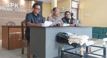 Kapolsek Kundur AKP Sarianto, SH didampingi Kanit Reskrim Ipda Denny Saputra, SE, dalam konfrensi pers di Mapolsek Kundur. (Foto: ist)