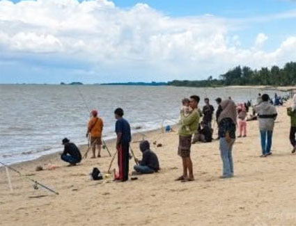 Lomba mancing di Pantai Batu Besar Kelurahan Sawang Kecamatan Kundur Barat. (Foto: ist)