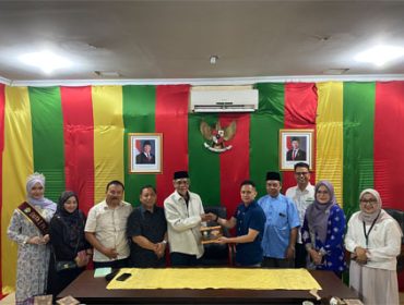 Penyerahan cendera saat kunjungan silaturahmi di Balai Adat LAMR. (Foto: ist)