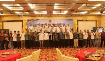 Foto bersama saat pelantikan PWI Kabupaten Kepulauan Meranti periode 2026–2029 di Ballroom Grand Meranti Hotel. (Foto: ist)