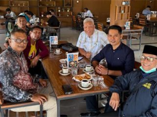 Pertemuan koordinasi santai antara jajaran komisioner KPI Kepri dan pengurus PWI Kepri di kawasan Batam Center, Batam. (Foto: ist)