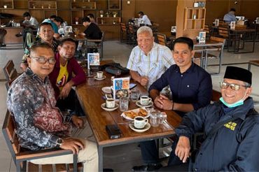 Pertemuan koordinasi santai antara jajaran komisioner KPI Kepri dan pengurus PWI Kepri di kawasan Batam Center, Batam. (Foto: ist)