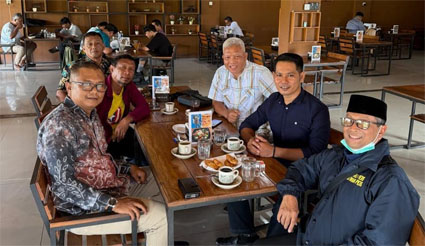 Pertemuan koordinasi santai antara jajaran komisioner KPI Kepri dan pengurus PWI Kepri di kawasan Batam Center, Batam. (Foto: ist)