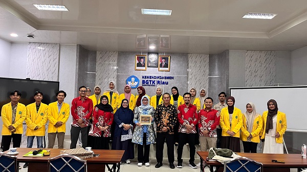 Mahasisa PBM FIB Unilak bersama Kepala BGTK Provinsi Riau, Dekan , dan dosen PBM