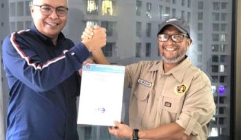 Ketua PWI Pusat, Akhmad Munir dan Ketua PWI Kepri, Saibansah Dardani. (Foto: ist)