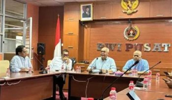 Ketua Umum PWI Pusat Akhmad Munir didampingi Ketua Dewan Kehormatan PWI Pusat Atal S. Depari, Wakil Ketua DK PWI Pusat Herbert Timbo P. Siahaan, dan Sekjen PWI Pusat Marthen Selamet Susanto. (Foto: ist)